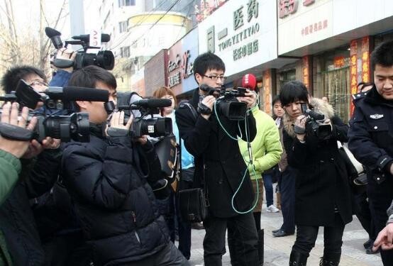 “性能强，续航长，换电超快，电动车选全新蔚来ES8不纠结”