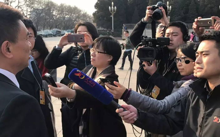 “全新蔚来ES8开创智能生活处理方案，更享受海底捞式贴心服务”